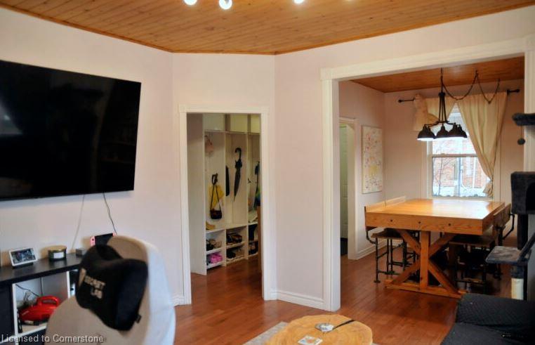 378 Emerald Street N Property Photo 6