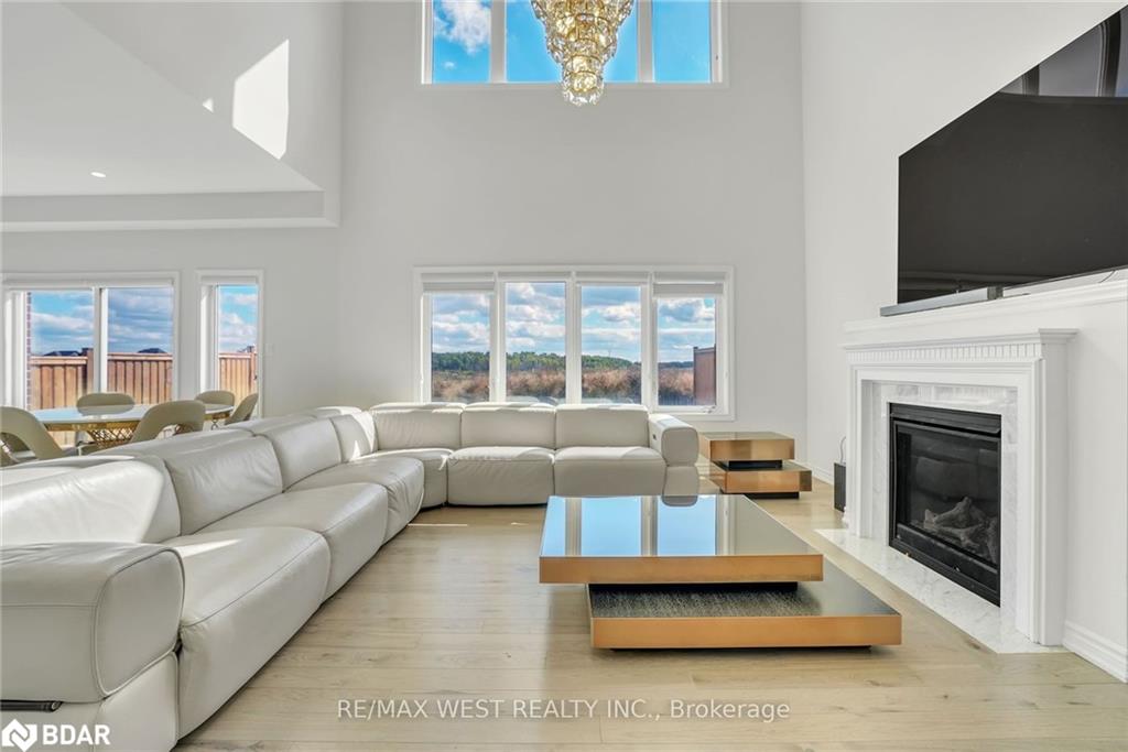 1221 Corby Way Property Photo 4