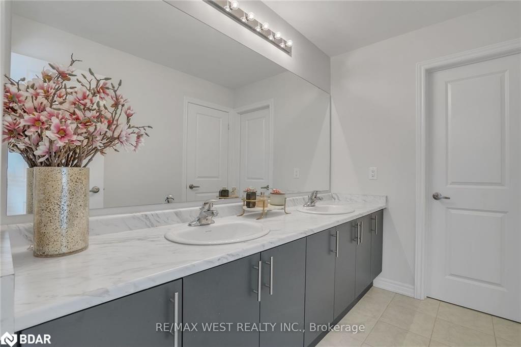 1221 Corby Way Property Photo 10