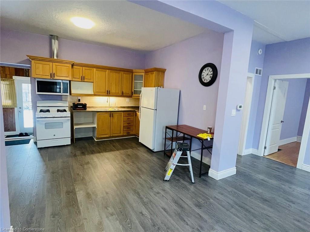 354 Dundas Street N Property Photo 14