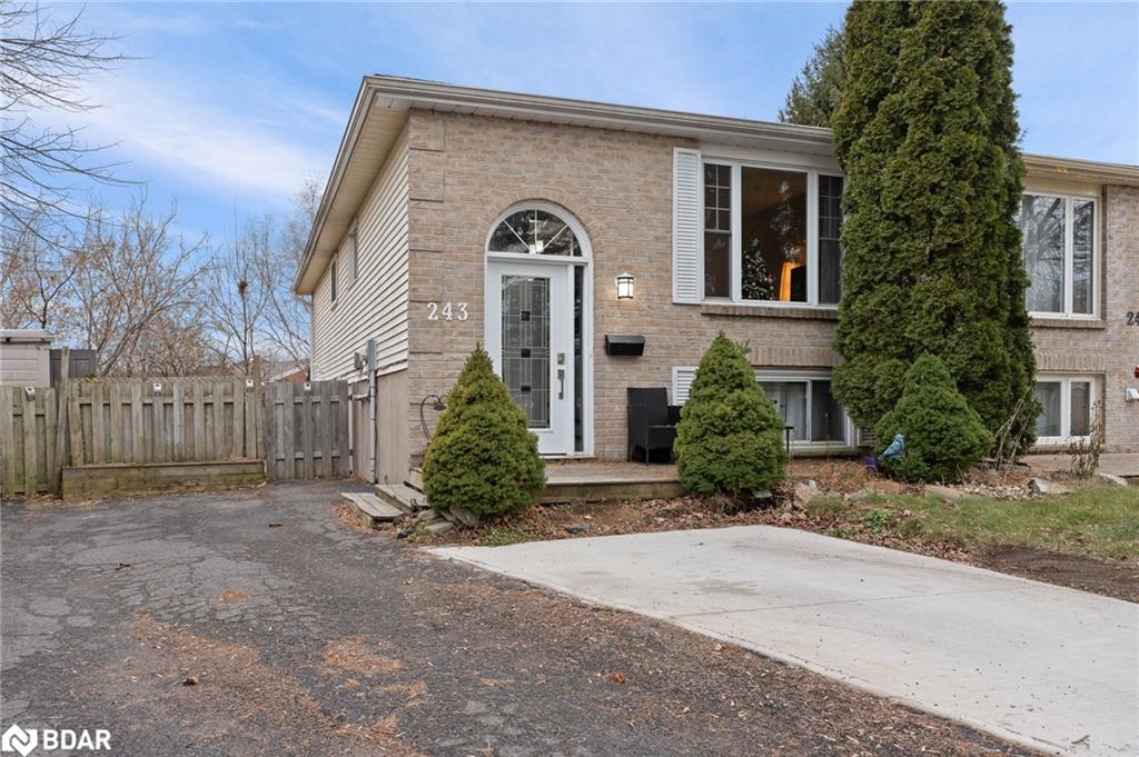 35 East Gardiners Rd Real Estate Listings Main Image