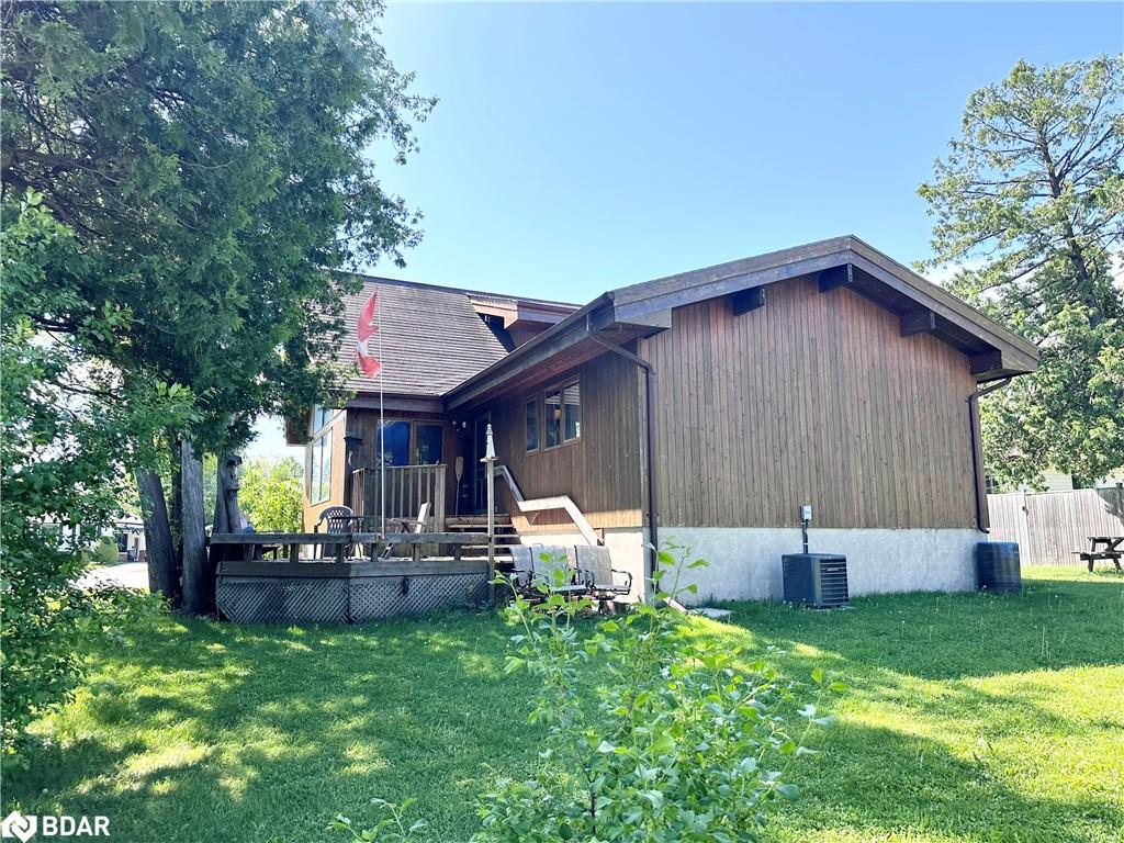 553 Simcoe Street Property Photo 3