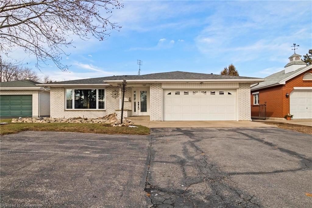 121 Oak Street W Property Photo