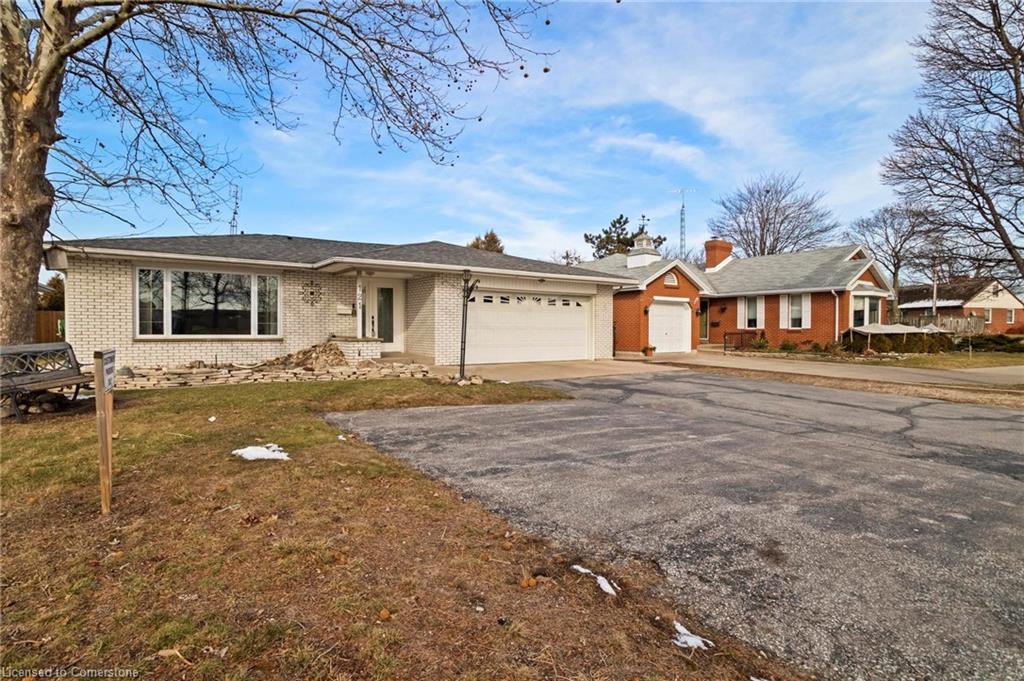 121 Oak Street W Property Photo 4