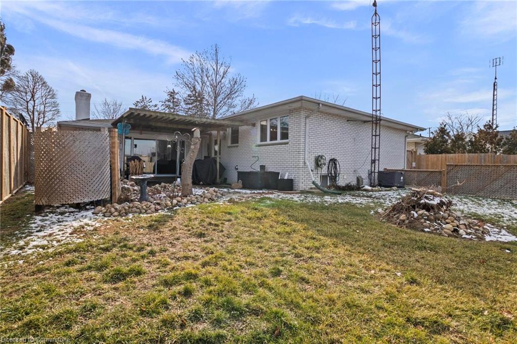 121 Oak Street W Property Photo 5