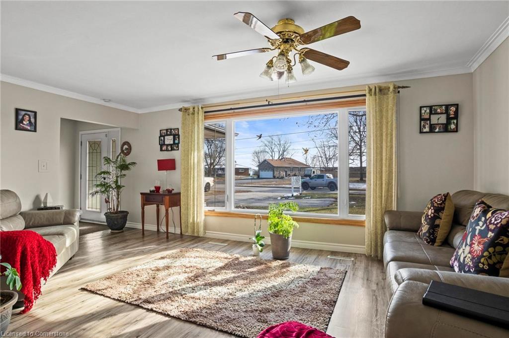 121 Oak Street W Property Photo 9