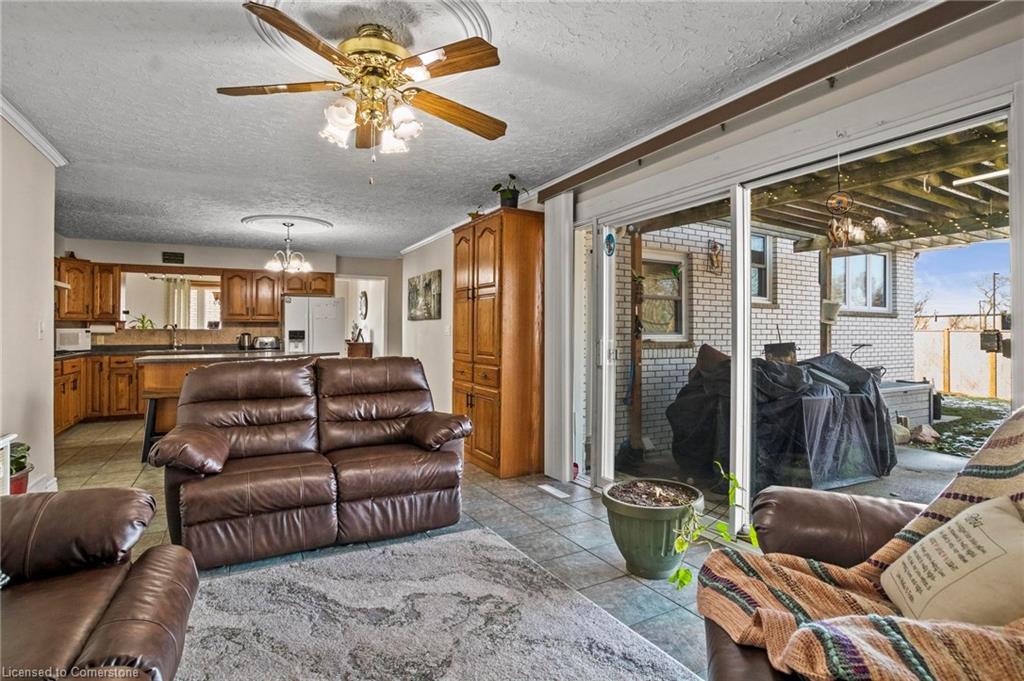 121 Oak Street W Property Photo 15