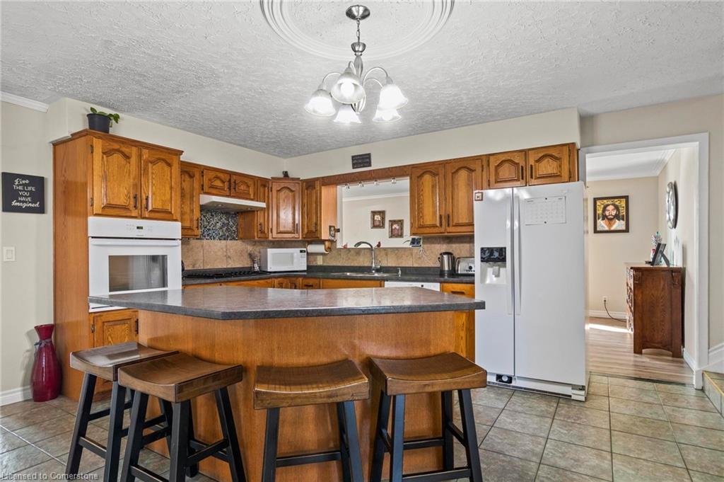 121 Oak Street W Property Photo 16