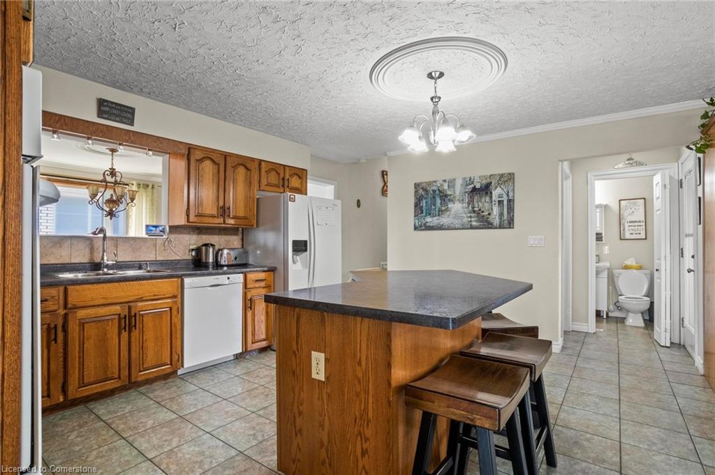121 Oak Street W Property Photo 17