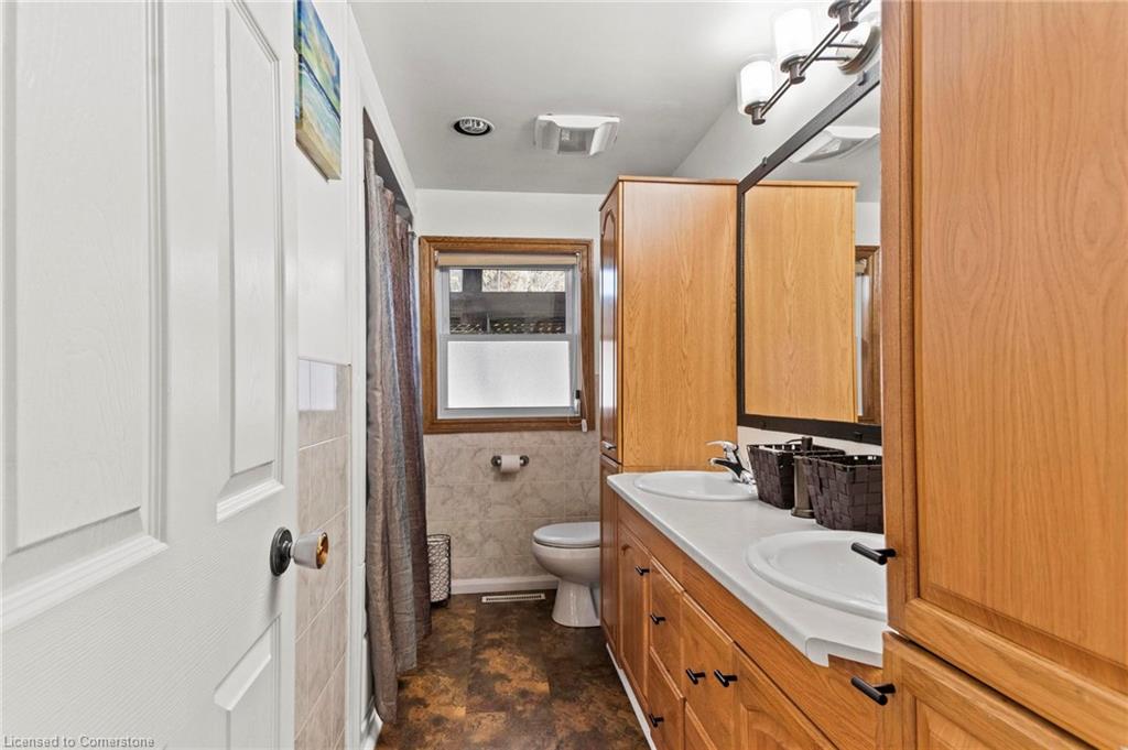 121 Oak Street W Property Photo 25