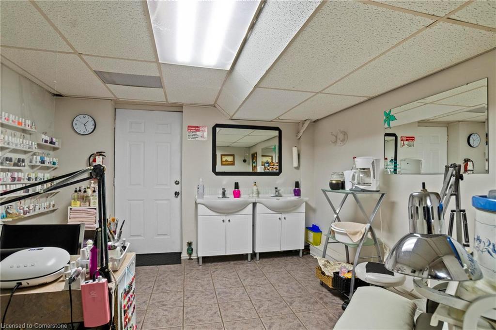 121 Oak Street W Property Photo 27