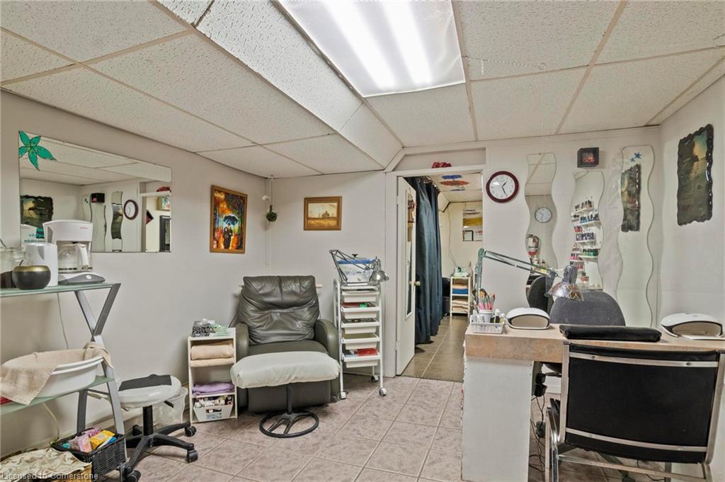 121 Oak Street W Property Photo 28