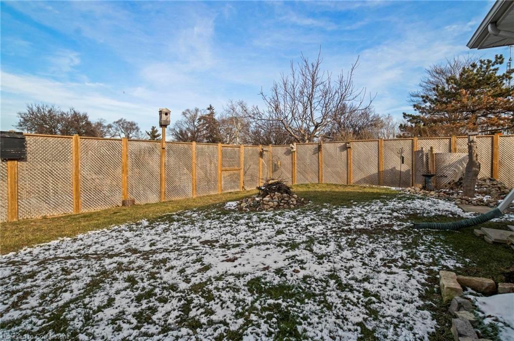 121 Oak Street W Property Photo 30