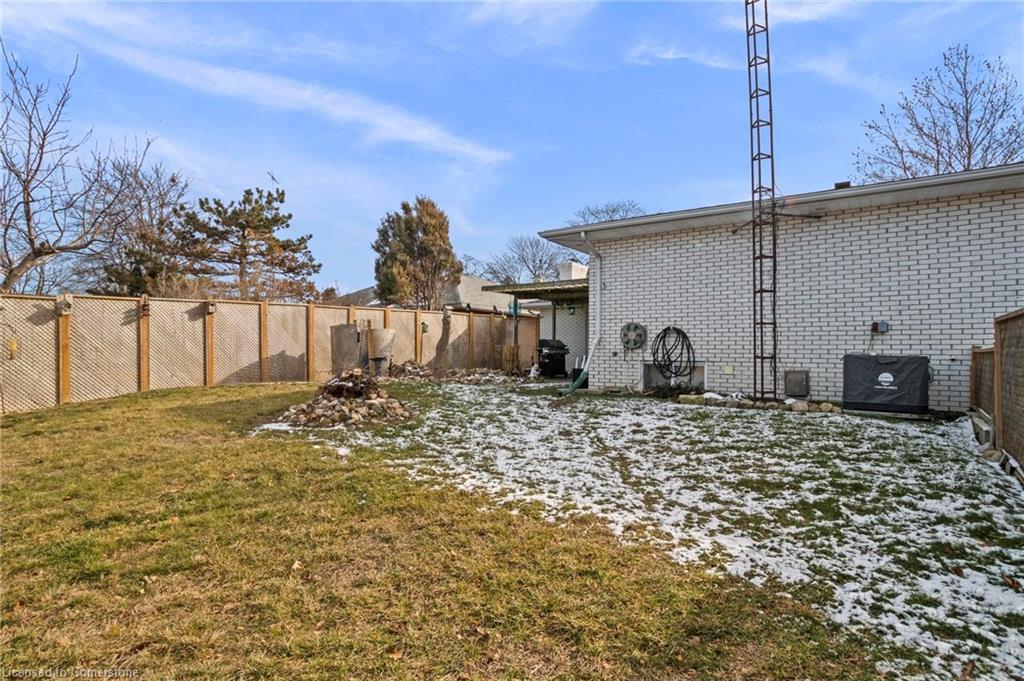 121 Oak Street W Property Photo 31