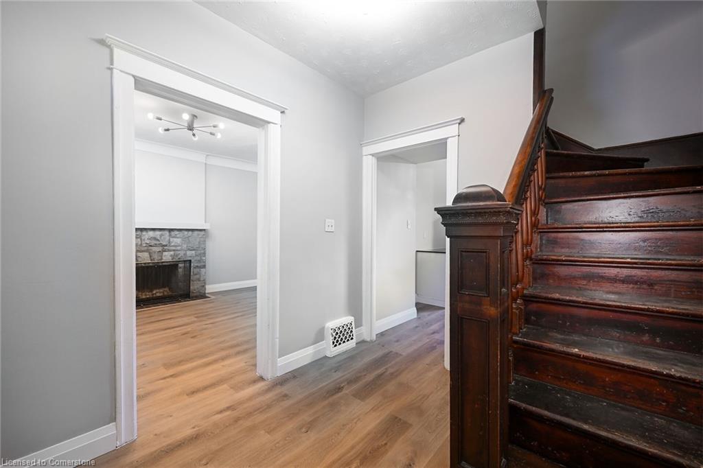30 Fairleigh Avenue N Property Photo 3