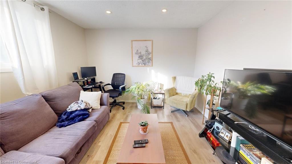 184 Simcoe Street Property Photo 8