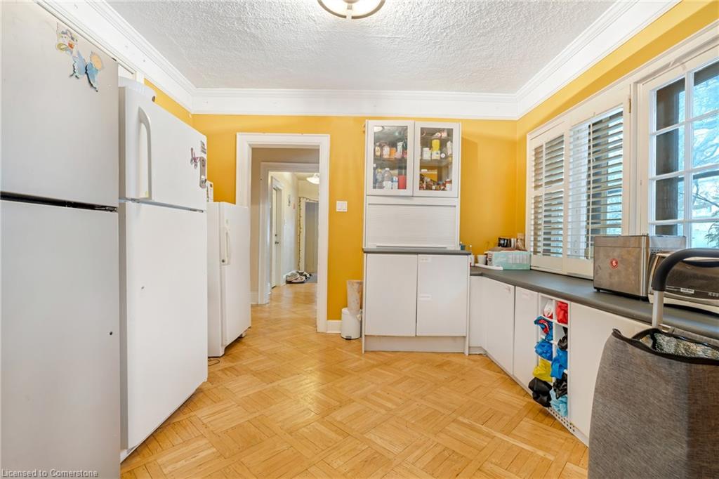 4 Forsyth Avenue N Property Photo 14