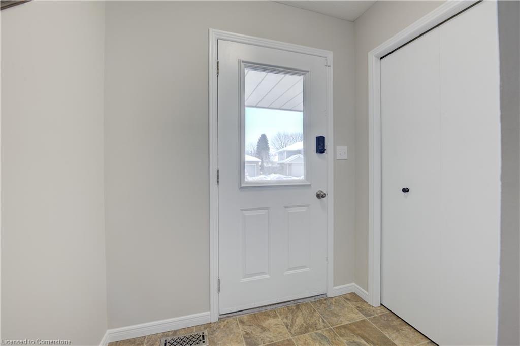 553 Springbank Avenue N Property Photo 5
