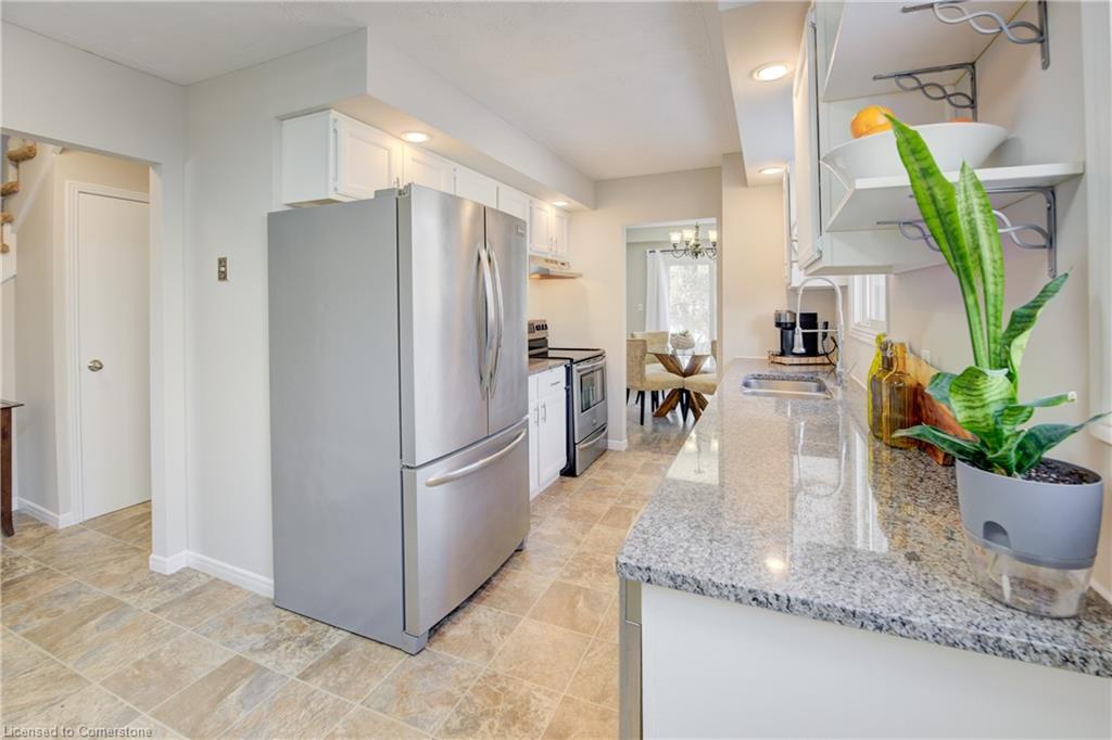 553 Springbank Avenue N Property Photo 10