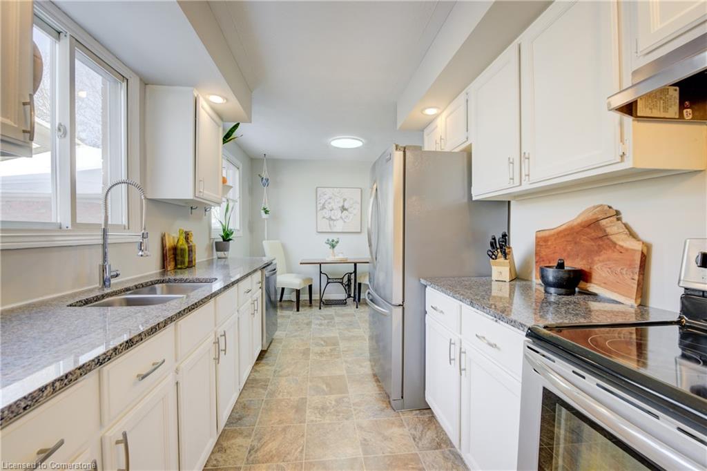 553 Springbank Avenue N Property Photo 13