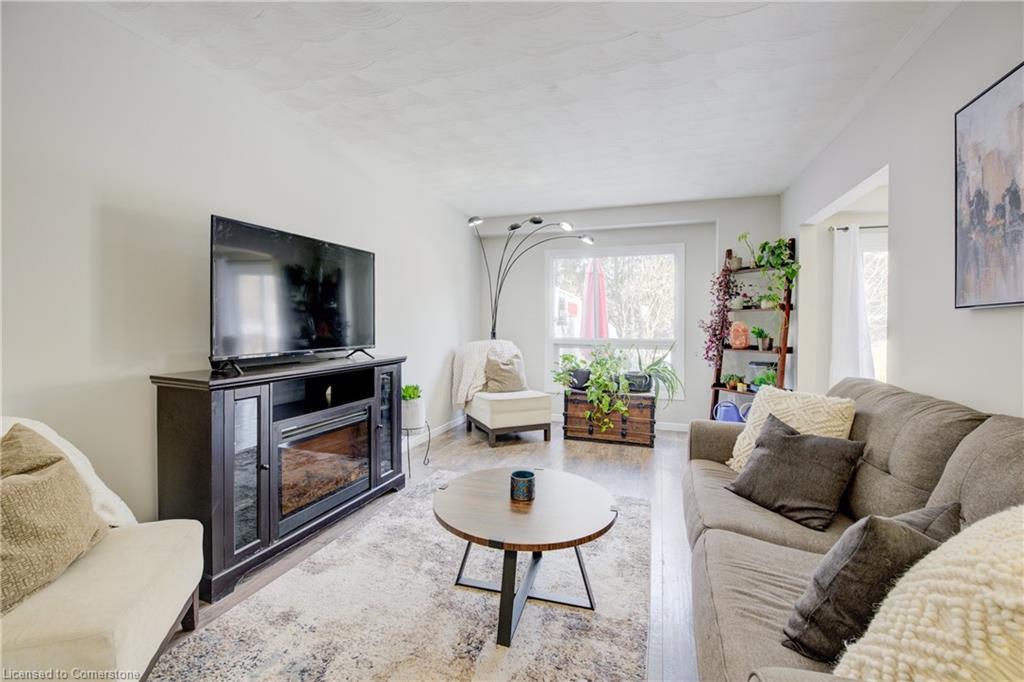 553 Springbank Avenue N Property Photo 17