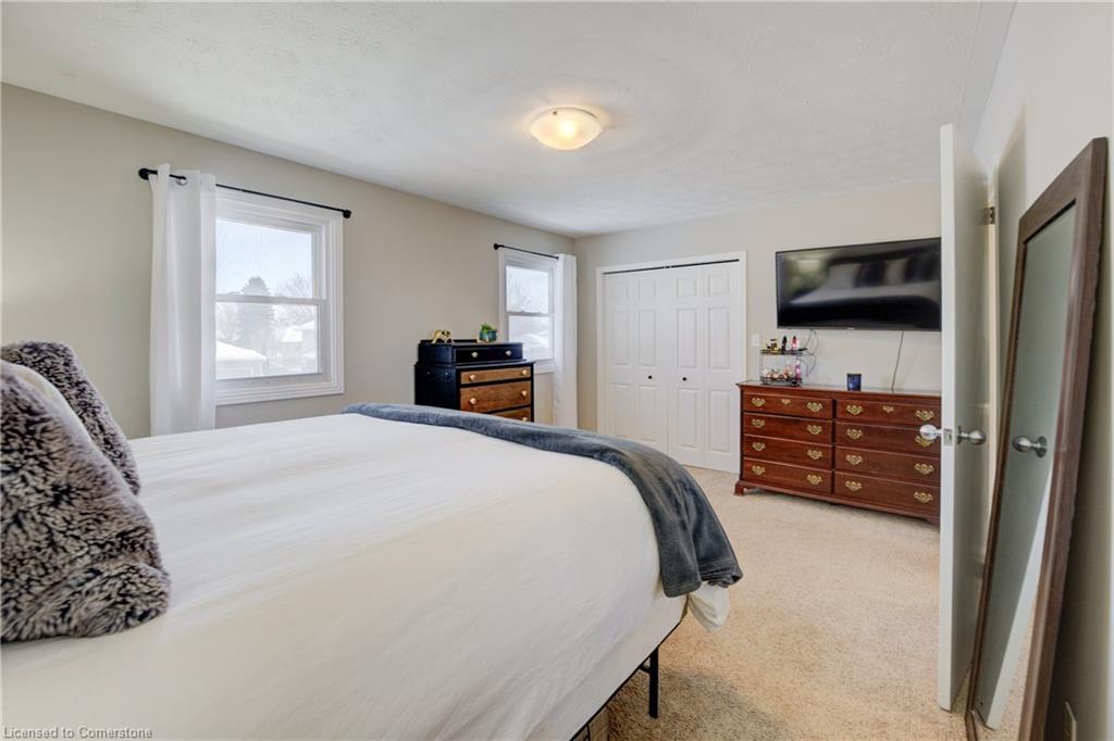 553 Springbank Avenue N Property Photo 23