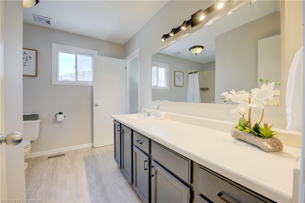 553 Springbank Avenue N Property Photo 28