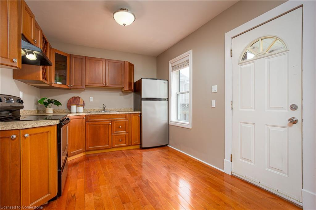 209 Weir Street N Property Photo 14