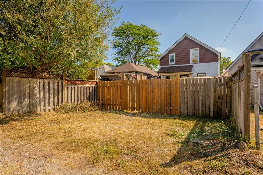 209 Weir Street N Property Photo 28