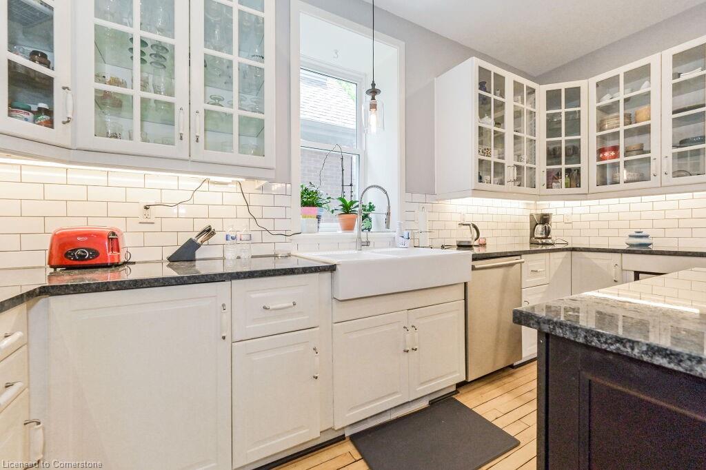 180 Union Street W Property Photo 8