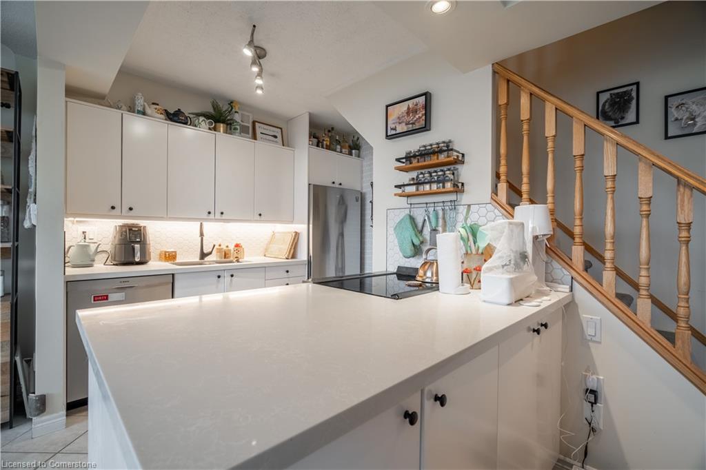 413-10 John Street W Property Photo 6