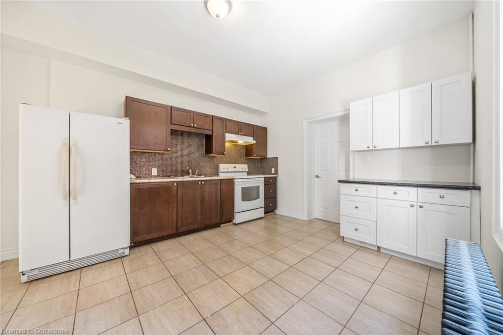 136 Macnab Street N Property Photo 9