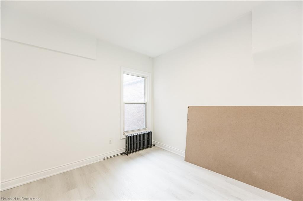 136 Macnab Street N Property Photo 16