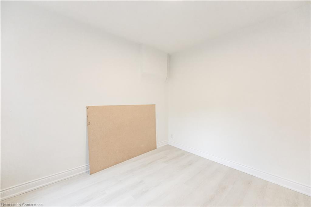 136 Macnab Street N Property Photo 17