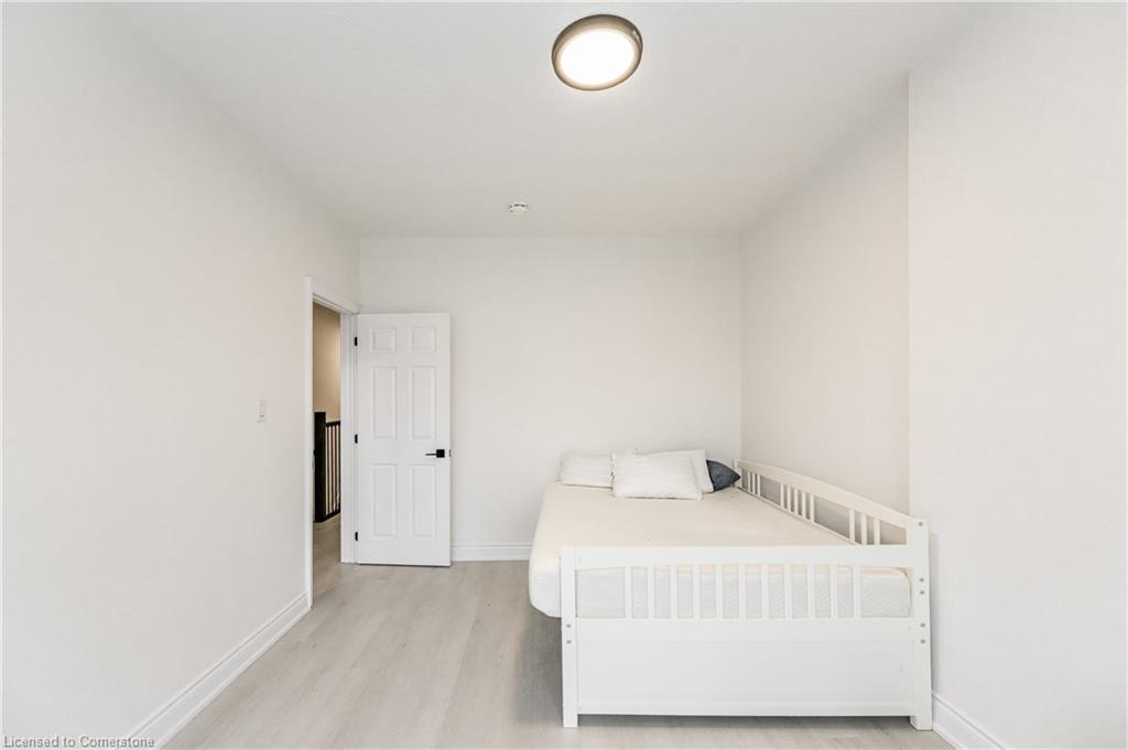 136 Macnab Street N Property Photo 19