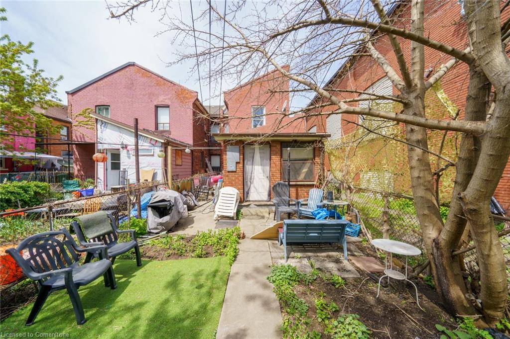 136 Macnab Street N Property Photo 26