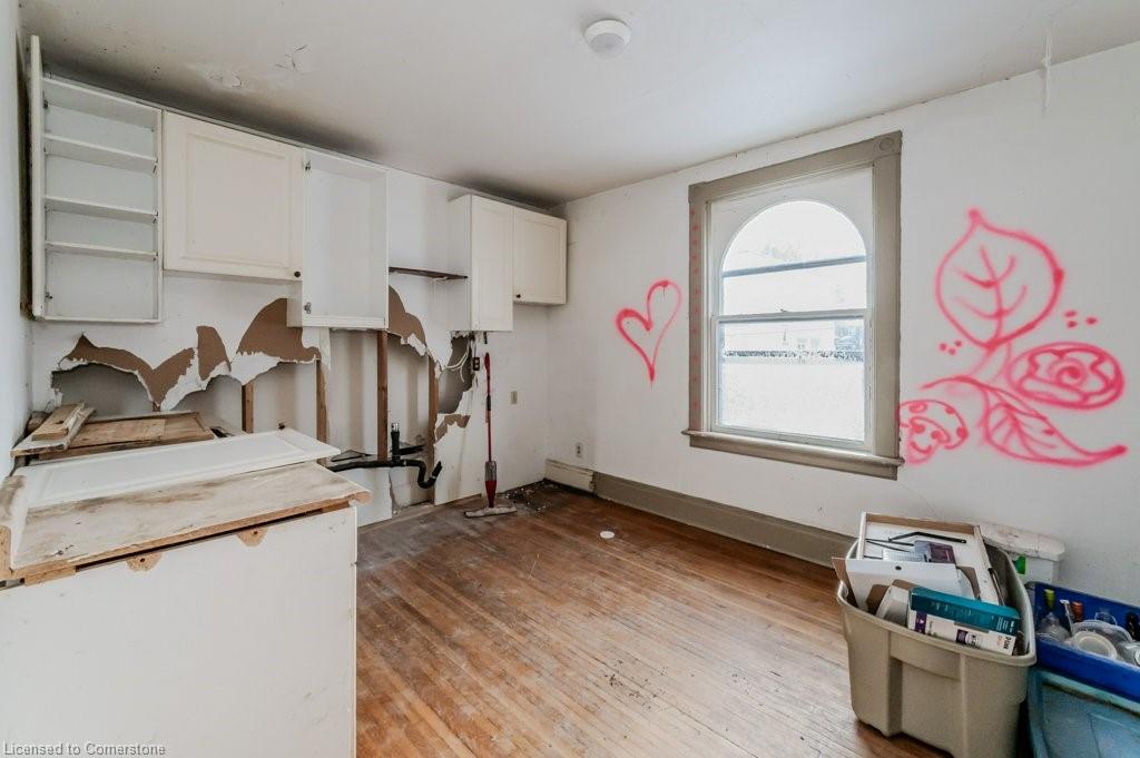 9 John Street E Property Photo 27