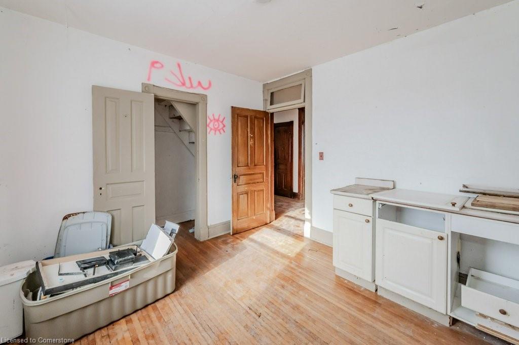 9 John Street E Property Photo 28