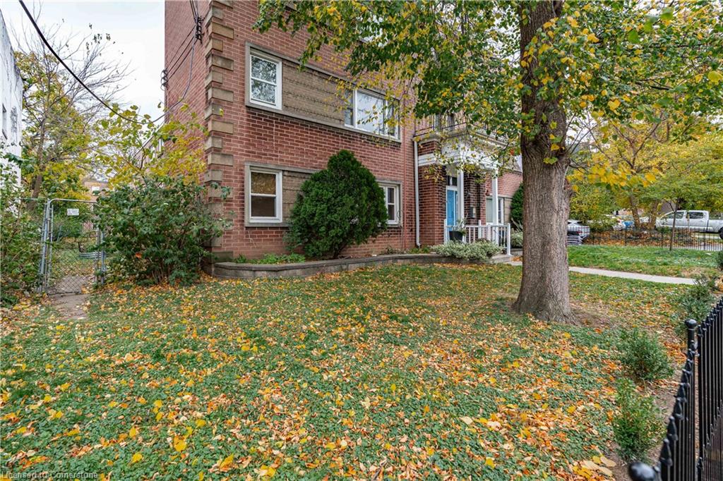 3-137 Emerald Street S Property Photo 4