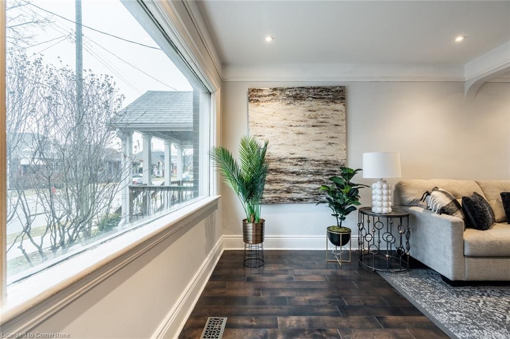 149 Weir Street N Property Photo 6
