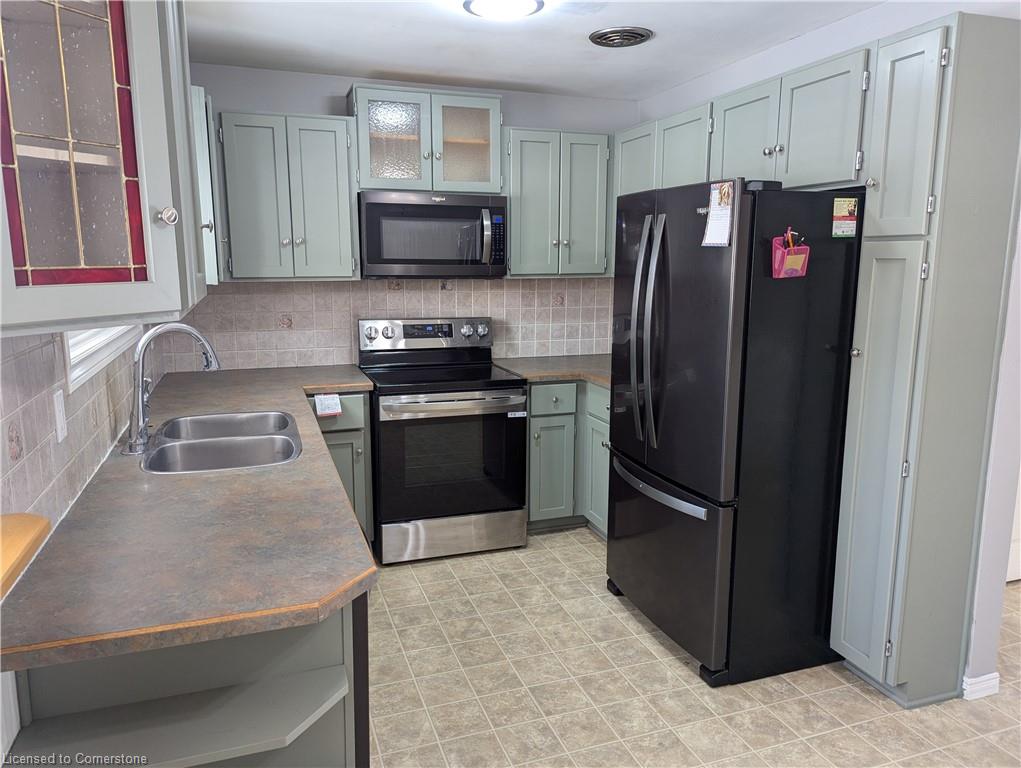 1014a Vanier Avenue Property Photo 4