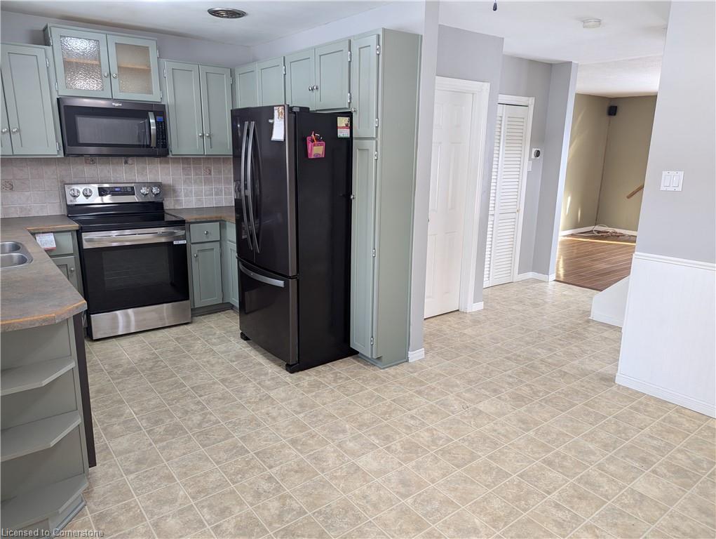 1014a Vanier Avenue Property Photo 10