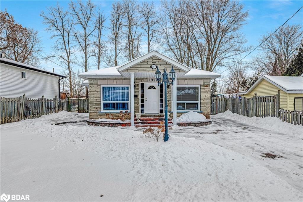 197 Cameron Crescent Property Photo 2