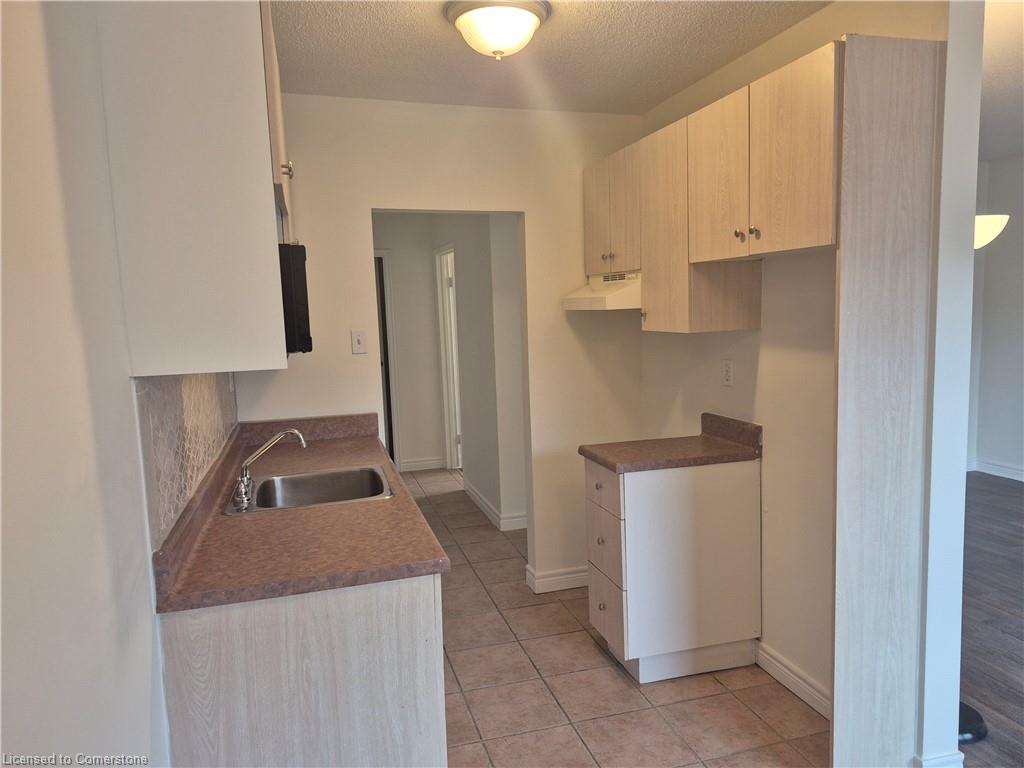 404-81 Charlton Avenue E Property Photo