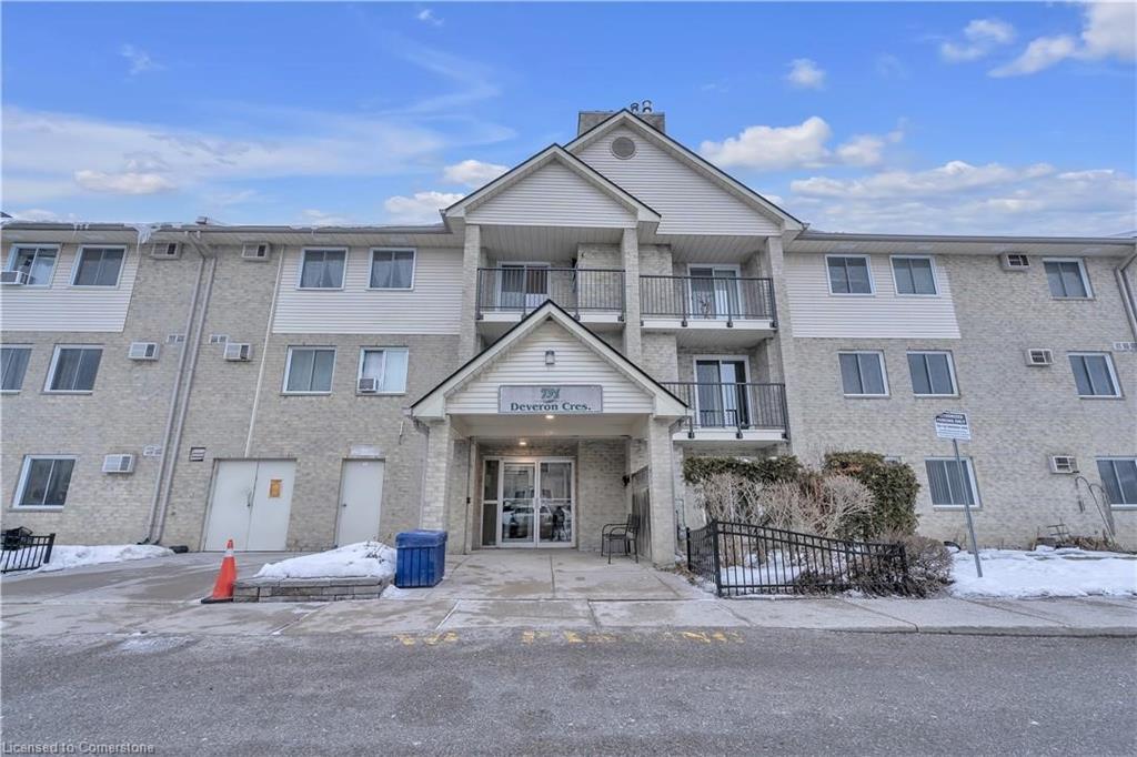 305-731 Deveron Crescent Property Photo