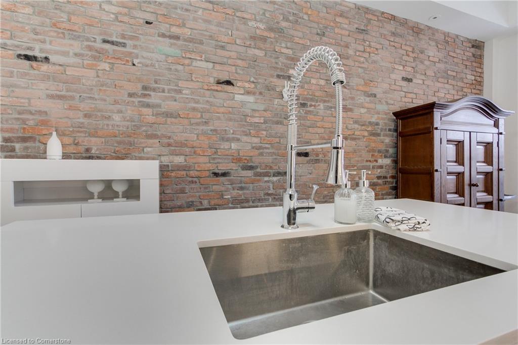 204-1842 Queen Street E Property Photo 12