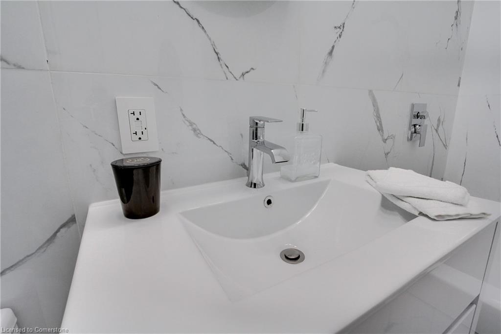 204-1842 Queen Street E Property Photo 28