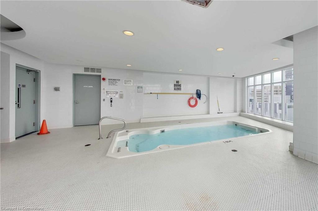 1435-250 Wellington Street W Property Photo 32