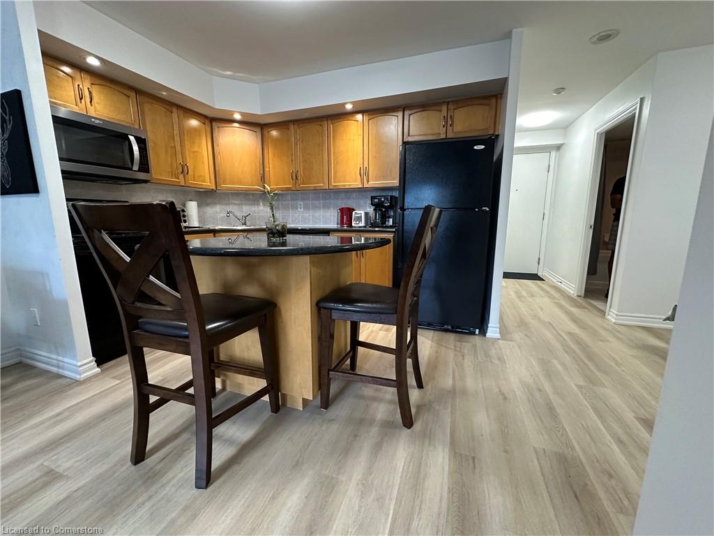 436-250 Wellington Street W Property Photo 8