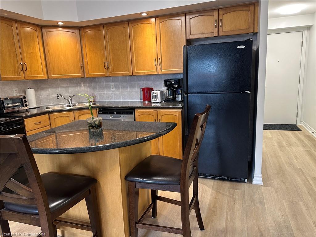436-250 Wellington Street W Property Photo 9